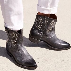 Frye Billy Stud Short Western  Ankle Boots in Black, Size 9.